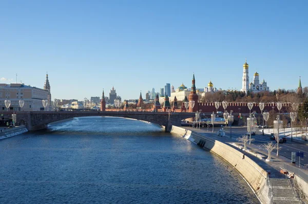 莫斯科克里姆林宫和大 Moskvoretsky 大桥的看法在一个晴朗的冬日 莫斯科 俄罗斯 — 图库照片