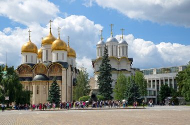 Moskova, Rusya - 11 Temmuz 2017: Varsayım Katedrali ve Moskova Kremlin Oniki Havariler Kilisesi. Moskova Kremlin manzaraları gelen turist