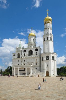 Moskova, Rusya - 11 Temmuz 2017: büyük çan kulesi Moskova Kremlin katedral Meydanı Ivan. Turistler Kremlin toprakları üzerinde yürümek