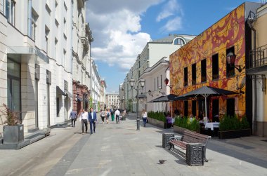 Moskova, Rusya - 20 Temmuz 2017: Stoleshnikov lane yayalara şehir olduğunu. İnsanlar sokakta yürürken