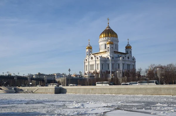 基督大教堂的冬天看法救世主和 Prechistenskaya 莫斯科 — 图库照片