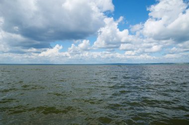 Pleshcheyevo Gölü'nden limanda yaz manzarası. Pereslavl - Zalesskiy, Yaroslavl bölgesi, Rusya Federasyonu