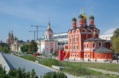 Moskova, Rusya-Eylül 12, 2017: Peyzaj Park tapınak üzerine 