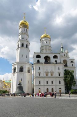 Moskova, Rusya - 11 Temmuz 2017: Ivan görünümü büyük çan kulesi ensemble ve Çar-bell üzerinden Ivanovskaya Meydanı, Moskova Kremlin