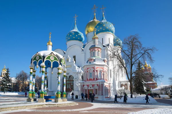 Sergiev Posad, Moscow region, Rusya Federasyonu - 27 Şubat 2018: Kutsal Trinity - Sergius Lavra. Dormition ve kilisenin de varsayım katedral  