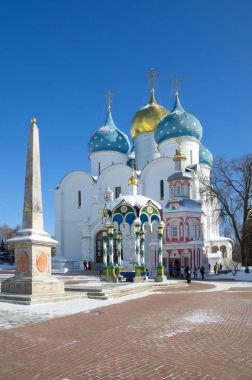 Sergiev Posad, Moscow region, Rusya Federasyonu - 27 Şubat: Kutsal Trinity St Sergius Lavra. Dormition ve kilisenin de varsayım katedral 