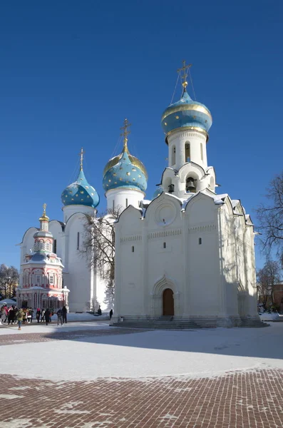 圣三位一体圣谢尔盖亚历山大涅夫斯基在修道院沙德还 莫斯科地区 俄罗斯 圣灵教会 东正的大教堂和教堂的假定井 — 图库照片