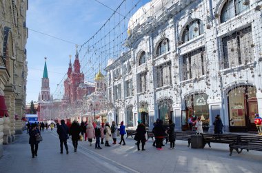Moskova, Rusya - 19 Mart 2018: Nikolskaya sokakta şenlikli dekorasyon. İnsanlar bir yaya Caddesi üzerinde yürümek