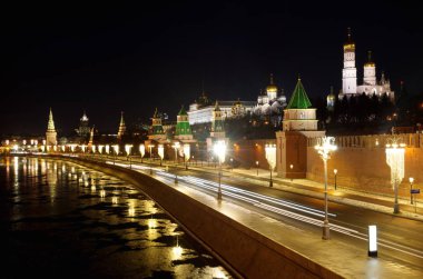 Büyük Moskvoretsky Köprüsü, Moskova, Rusya Moskova Kremlin ve Kremlin set of gece görünümü