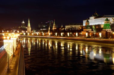 Gece görünümü Moskova Kremlin, Kremlin dolgu ve Moskova Nehri, Moskova, Rusya Federasyonu