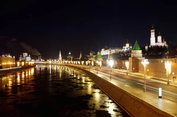 莫斯科克里姆林宫 克里姆林宫堤防和莫斯科河从大 Moskvoretsky 莫斯科 俄罗斯夜景 — 图库照片