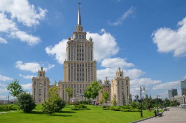 Moskova, Rusya - 10 Ağustos 2017: Radisson Royal otel (Ukrayna otel) yaz gün