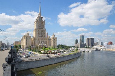 Moskova, Rusya - 10 Ağustos 2017: Görünümüne Novoarbatsky Köprüsü'nden Taras Şevçenko dolgu ve 