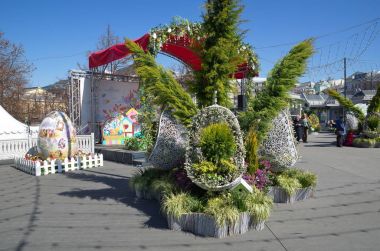 Moskova, Rusya - 9 Nisan 2018: Moskova'da sadaka festival Paskalya hediyesi. Tatil dekorasyon devrim Meydanı