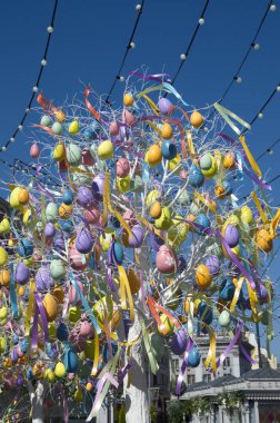 Sadaka festival Paskalya hediyesi devrim Meydanı'nda. Mavi gökyüzü arka plan, Moskova, Rusya üzerinde çok renkli yumurta ile dekoratif ağacı