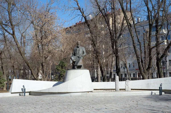 カザフ語の詩人および思想家 Chistoprudny 大通りにモスクワで生け捕り Kunanbayev モスクワ ロシア連邦 2018 記念碑 — ストック写真