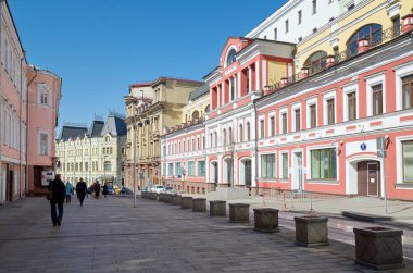 Moskova, Rusya - 9 Nisan 2018: Street Kuznetsky Most, evi 17. Eski Tver bileşiktir yerel kilise bakanları villası
