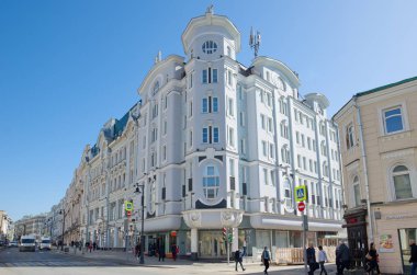 Moskova, Rusya - 9 Nisan 2018: Myasnitskaya Caddesi tarihi merkezi Moskova, ev 16. Sokolov'ın eski daire ev