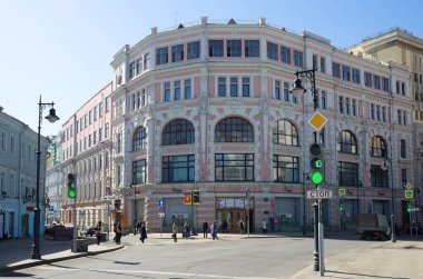 Moskova, Rusya - 9 Nisan 2018: Myasnitskaya Moskova, house 8 tarihi merkezinde sokakta. Eski ticaret evi Kuznetsov