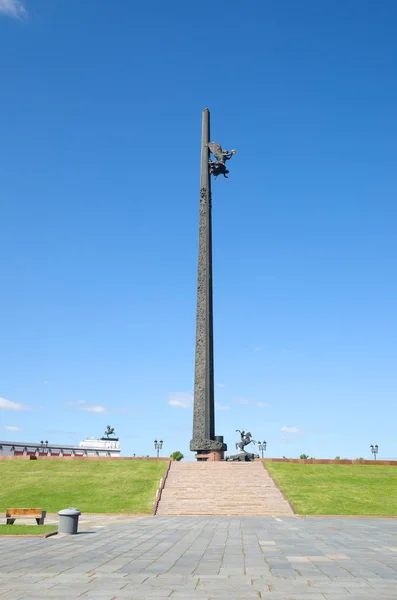 モスクワでポクロンナヤの丘の上に複雑なモスクワ ロシア連邦 2017 戦勝記念塔 三角形 銃剣の形とジョージ勝利の彫刻の石碑 — ストック写真
