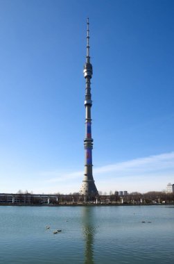 Ostankino Tv Kulesi Ostankino gölet, Moskova, Rusya tarafından gelen bahar bakış