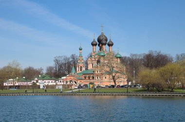 Kilise Trinity ve gölde Ostankino, Moskova, Rusya Federasyonu