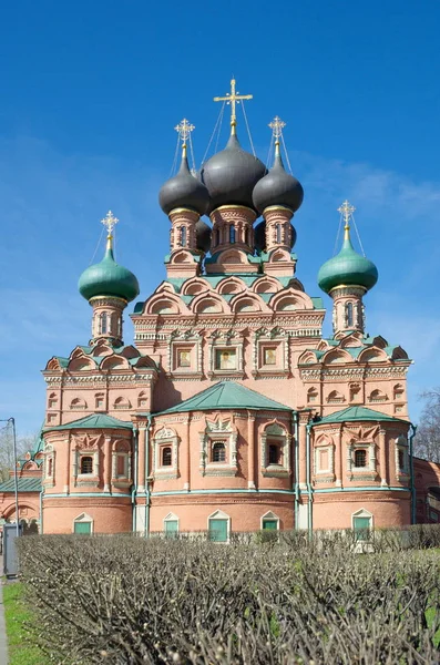Ναός Της Ζωή Δίνοντας Τριάδος Στην Οστάνκινο Ηλιόλουστη Ημέρα Μόσχα — Φωτογραφία Αρχείου