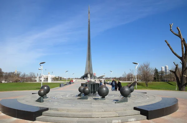 Moscú Rusia Abril 2018 Monumento Los Conquistadores Del Espacio Modelo —  Fotos de Stock