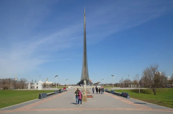 공간의 정복자에 기념물에서 모스크바 러시아 2018 사람들이 유명한 기념비 공간에 — 스톡 사진