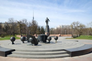 Moskova, Rusya - 24 Nisan 2018: Model güneş sistemi gezegenler ve Sergei Korolev anıt Kozmonotlar sokak üzerinde dönen