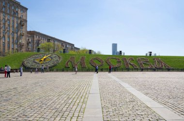 Moskova, Rusya - 3 Mayıs 2018: çiçek saat ve yazıt 