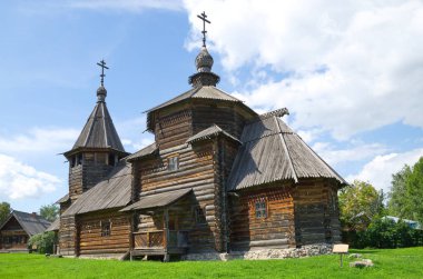Suzdal, Rusya - 26 Temmuz 2019: Ahşap mimari ve köylü yaşamı müzesi. Patakino Kameshkovsky köyünden Diriliş Kilisesi (1776)