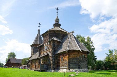 Suzdal, Rusya - 26 Temmuz 2019: Patakino Kameshkovsky köyünden Diriliş Kilisesi (1776). Ahşap mimari ve köylü hayatı müzesi.