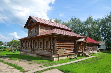Suzdal, Rusya - 26 Temmuz 2019: Ahşap mimari ve köylü yaşamı müzesi. Asma katlı ev