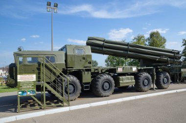 Tula, Rusya - 12 Eylül 2019: Tula Eyalet Silah Müzesi. Savaş aracı 9a52 çoklu fırlatma roketi sistemi 