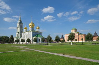 Tula, Rusya - 12 Eylül 2019: Tula Kremlin 'deki eski Epiphany Katedrali' nin binasındaki Varsayım Katedrali ve Silah Müzesi 'nin yaz manzarası 