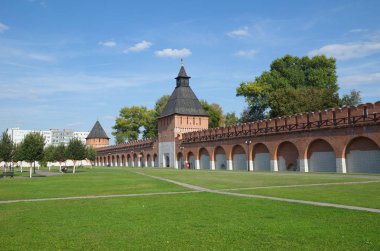 Tula, Rusya - 12 Eylül 2019: Ivanovsky kapısı ve Tula Kremlin 'deki Ivanovskaya kulesi