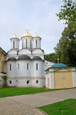 Yaroslavl, Rusya - 25 Temmuz 2019: Spaso-Preobrazhensky manastırı (Spaso-Yaroslavsky manastırı). Spaso-Preobrazhensky Katedrali ve Tryphon Şapeli, Rostov Piskoposu