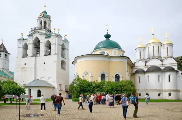 Yaroslavl Rusia Julio 2019 Turistas Plaza Epifanía Del Monasterio Spaso — Foto de Stock