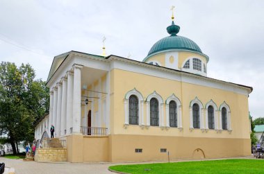 Yaroslavl, Rusya - 25 Temmuz 2019: Yaroslavl Mucize İşçileri Kilisesi (Kudüs 'e Tanrı' nın Girişi). Spaso-Preobrazhensky manastırı (Spaso-Yaroslavsky manastırı). Rusya 'nın Altın Yüzüğü