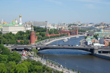 Moskova Kremlin ve Moskova nehri üzerindeki Büyük Taş Köprüsü 'nün yaz manzarası. Moskova, Rusya