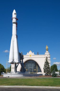 Moskova, Rusya - 14 Ağustos 2018 Vdnkh 'daki 34 Kosmos' taki Vostok uzay roketinin bir kopyası