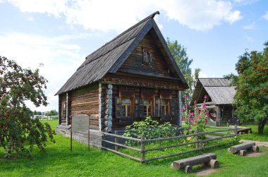 Suzdal, Rusya - 26 Temmuz 2019: Ahşap mimari ve köylü yaşamı müzesi. Kamenevo Kameshkovsky köyünden bir ev (1861)