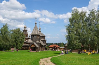 Suzdal, Rusya - 26 Temmuz 2019: Ahşap mimari ve köylü yaşamı müzesi. Patakino Kameshkovsky köyünden Diriliş Kilisesi ve Şekil Değiştirme Kilisesi  