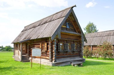 Suzdal, Rusya - 26 Temmuz 2019: Ahşap mimari ve köylü yaşamı müzesi. Vasenino Gorohovetsky köyünden bir ev (19. yüzyıl)