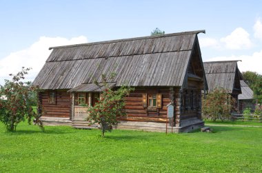 Suzdal, Rusya - 26 Temmuz 2019: Suzdal 'daki ahşap mimari ve köylü hayatı müzesi. Vasenino Gorohovetsky köyünden bir ev (19. yüzyıl)