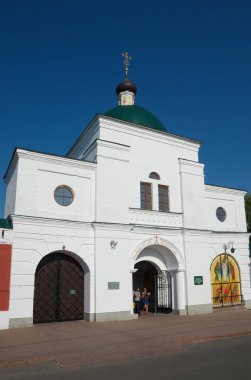Murom, Rusya - 18 Ağustos 2018: Belozersky St. Cyril Kilisesi Şekil Değiştirme Manastırı 'nın batı kapısının üzerinde 