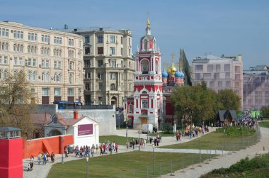 Moskova, Rusya - 12 Eylül 2017: Çan kulesi ve Pskov Tepesi 'ndeki Aziz George Kilisesi (Bakire Meryem Kilisesi). Varvarka Caddesi