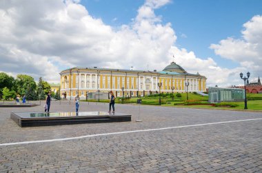 Moskova, Rusya - 12 Eylül 2017: Moskova Kremlin topraklarındaki Küçük Nicholas Sarayı 'nın temellerine sahip arkeolojik pencereler. Senato Sarayı