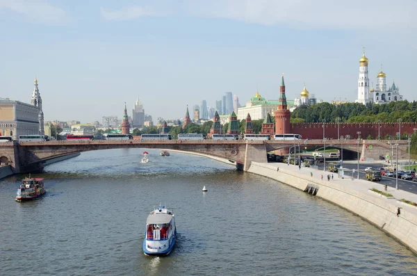 モスクワ クレムリンの秋の景色とモスクワ川にかかる大きなモスコルトスキー橋 モスクワロシア — ストック写真